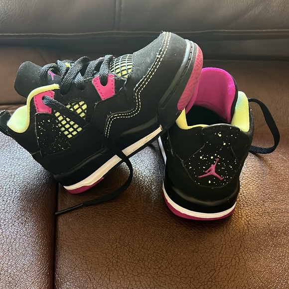 Toddler size 7c lightly used  jordans. Very cute! - Picture 4 of 9